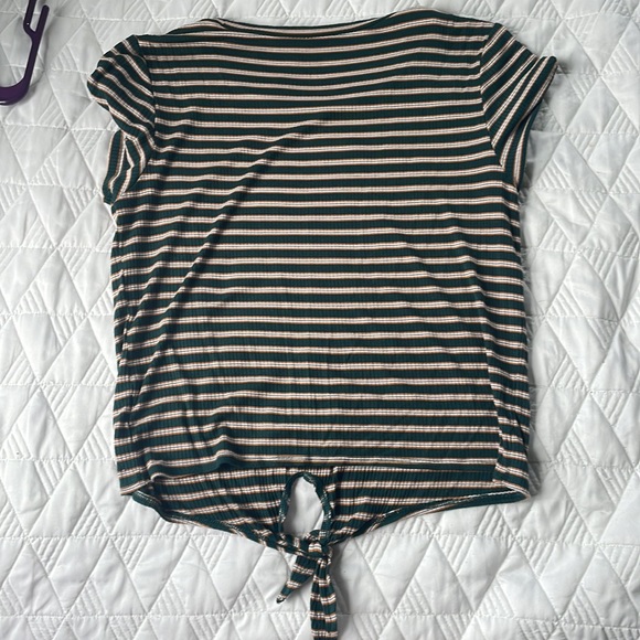 American Eagle semi-cropped Green/Orange/ White shirt. Tie at the bottom. - Picture 3 of 4